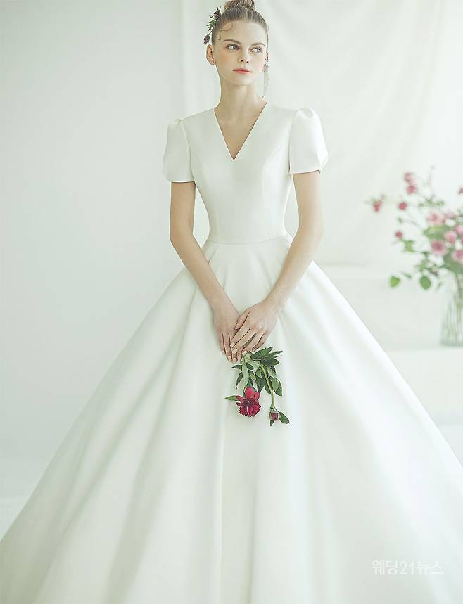 사진 : 웨딩드레스 레이첼웨딩,&nbsp;포토그래퍼 유창환(앤유스튜디오),&nbsp;모델 데이만테,&nbsp;헤어 설영 메이크업 양경(설영웨딩),&nbsp;제품협찬 로제블랑,&nbsp;플라워 배혜민(화연당플라워)