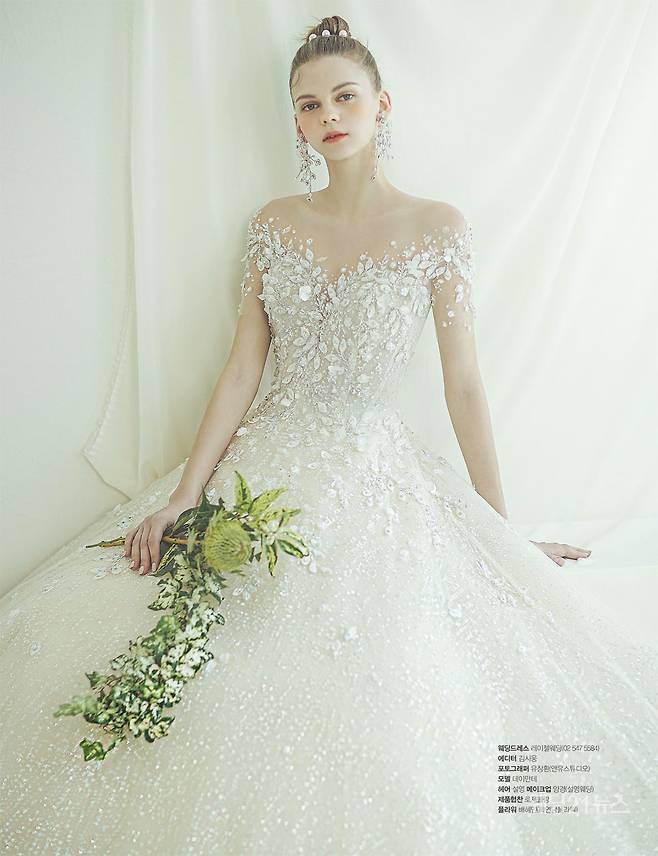 사진 : 웨딩드레스 레이첼웨딩,&nbsp;포토그래퍼 유창환(앤유스튜디오),&nbsp;모델 데이만테,&nbsp;헤어 설영 메이크업 양경(설영웨딩),&nbsp;제품협찬 로제블랑,&nbsp;플라워 배혜민(화연당플라워)