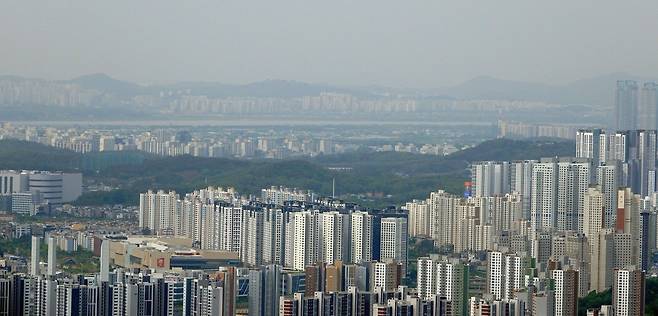 <YONHAP PHOTO-4643> 쾌청한 날씨에 선명하게 보이는 3기 신도시 고양창릉 지구 모습     (고양=연합뉴스) 백승렬 기자 = 쾌청한 날씨를 보인 26일 북한산에서 바라본 3기 신도시인 고양 창릉지구의 모습이 선명하게 보인다. 맨 앞이 아파트단지가 삼송지구 뒤편 녹지대가 창릉지구이다. 창릉지구 뒤편에 고양 화정지구와 한강 건너 김포한강신도시가 보인다. 2021.4.26     srbaek@yna.co.kr/2021-04-26 11:38:10/ <저작권자 ⓒ 1980-2021 ㈜연합뉴스. 무단 전재 재배포 금지.>