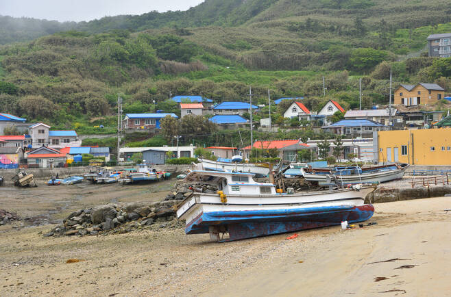 어청도 마을. 어청도는 서해 고군산군도의 63개 섬 가운데 가장 서쪽에 있는 외딴 섬으로 전북 군산에서 약 70㎞ 떨어져 있다.