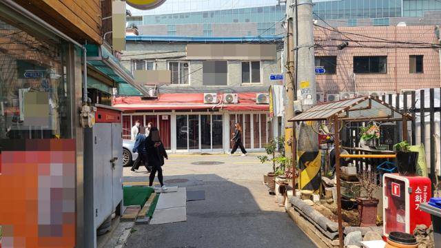 서울 영등포구 타임스퀘어 지하 2층에 위치한 독도전시관 확장이전 예정지를 찾아가는 길. 타임스퀘어 건물 간판 앞으로 집장촌이 늘어서 있다. 이유지 기자