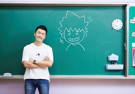 김차명 경기도교육청 장학사가 지난해 교사로 근무하던 경기 시흥 배곧초등학교에서 칠판에 그려진 ‘참쌤스쿨’ 캐릭터와 함께 웃고 있다.   초록우산어린이재단 제공