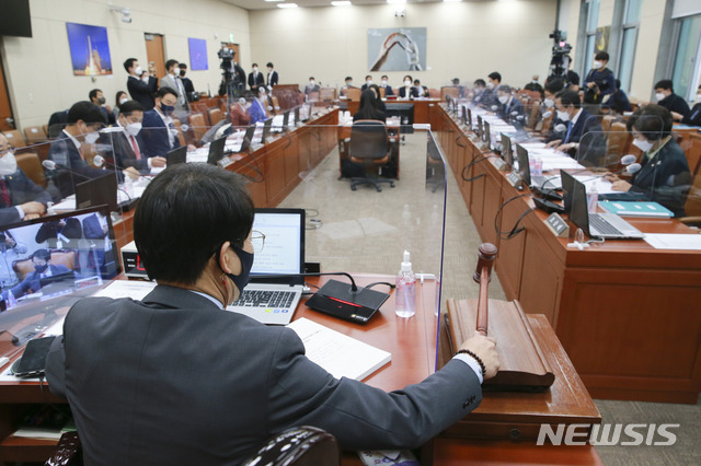 [서울=뉴시스]김진아 기자 = 이원욱 위원장이 4일 오전 서울 여의도 국회에서 임혜숙 과학기술정보통신부 장관 후보자의 인사청문회를 앞두고 의사봉을 두드리고 있다. (공동취재사진) 2021.05.04. photo@newsis.com