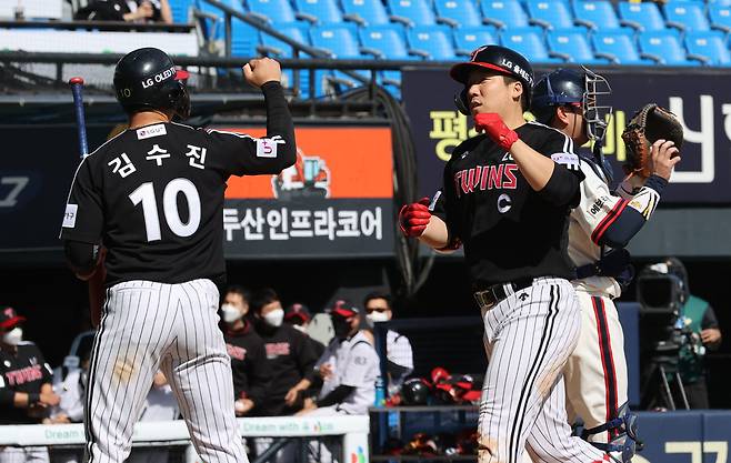 LG 김현수가 5일 서울 잠실야구장에서 열린 2021 KBO 프로야구 LG 트윈스와 두산 베어스의 경기에서 투런 홈런을 치고 그라운드를 돌고 있다. [서울=연합뉴스]