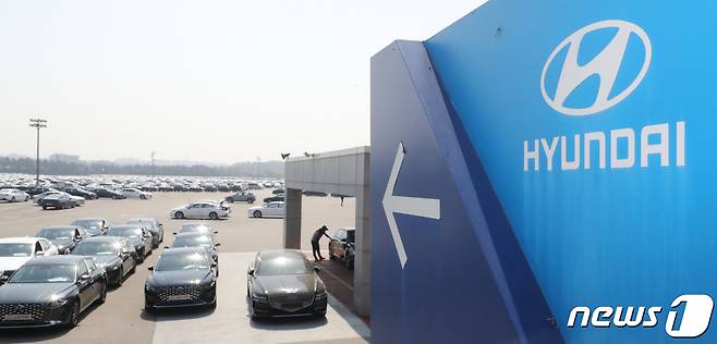 반도체 수급난으로 현대자동차 등 국내 완성차 업체가 셧다운을 겪고 있는 지난 4월 20일 충남 아산시 현대차 아산공장 출고장에서 완성된 차량이 줄지어 세워져 있다. /뉴스1 © News1 장수영 기자
