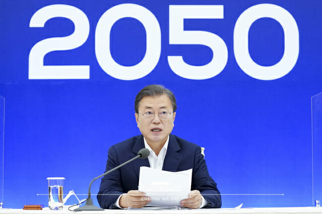 문재인 대통령이 지난해 10월 27일 열린 '2050 탄소중립 범부처 전략회의'에서 발언하고 있다. 사진=청와대