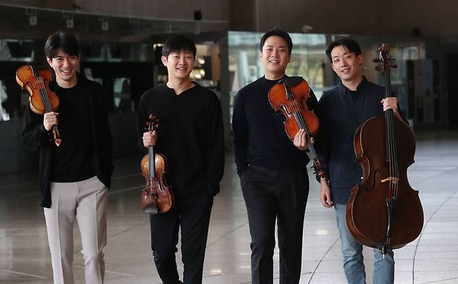 바이올리니스트 김재영, 김영욱, 비올리스트 김규현, 첼리스트 이원해로 구성된 현악 4중주단 '노부스 콰르텟' 멤버들이 2021년 4월 22일 오후 서울 서초동 예술의전당에서 포즈를 취했다. /  오종찬 기자