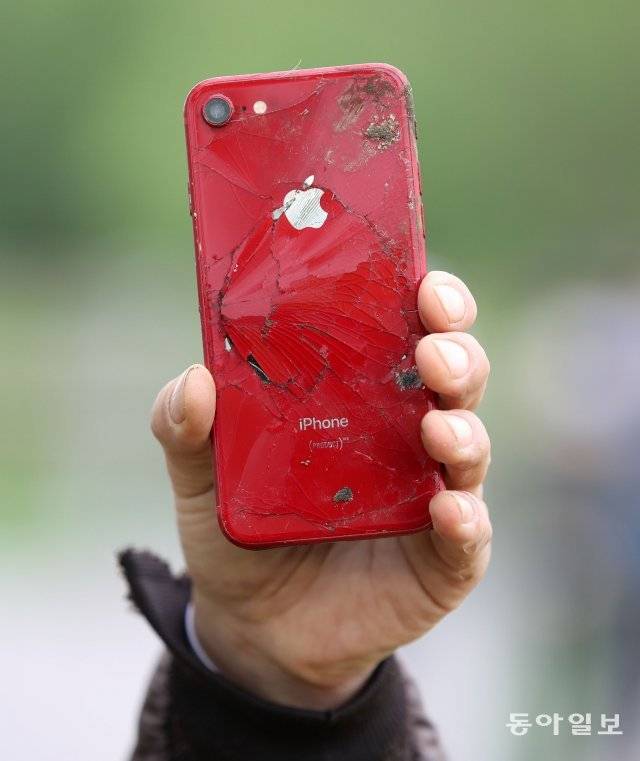 한강에서 발견한 아이폰.