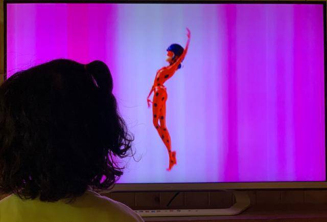 한 어린이가 TV로 애니메이션 '미라큘러스 : 레이디버그와 블랙캣'에서 레이디버그의 변신 장면을 보고 있다. 주인공 레이디버그의 몸은 한줌의 허리와 가는 팔다리를 강조했다. 아이들은 여성의 몸, 그리고 자신의 몸에 대해 어떻게 생각하게 될까. 남보라 기자