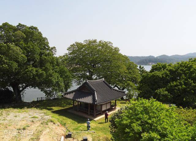 몽탄면 식영정은 17세기 초 나주 임씨 입향조인 임연이 세운 정자다. 영산강이 내려다보이는 언덕에 오래된 나무로 아늑하게 둘러싸여 있다.