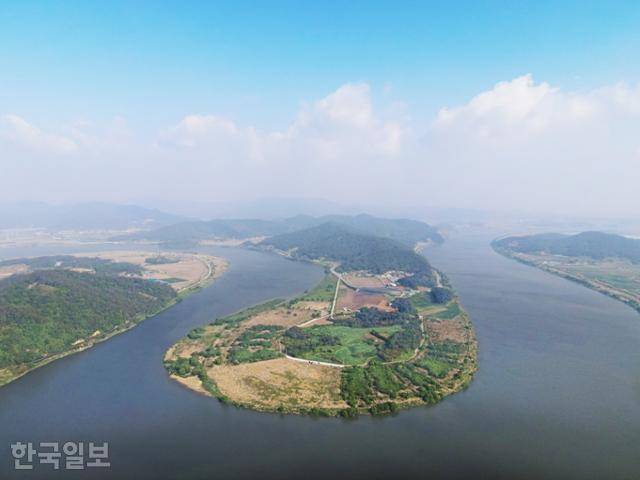 무안 몽탄면 느러지 한반도 지형은 나주 동강면에서 잘 보인다. 느러지전망대가 있지만 높이가 좀 아쉽다. 사진은 드론으로 본 풍경이다.