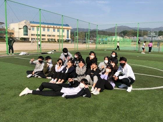 지난 3월 임용고시에 합격해 음악 교사가 된 장가행(가운데) 씨가 제자들과 함께 있는 모습. 제공 장가행씨