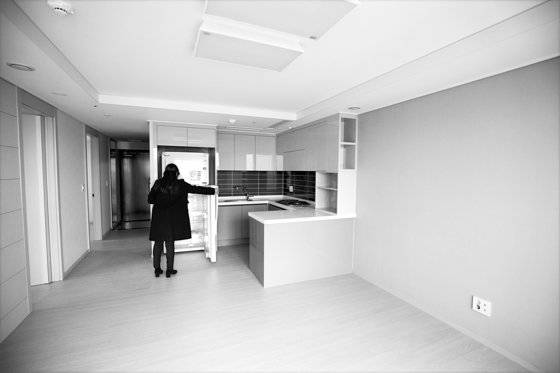 서울 용산 한강로2가 역세권 청년주택 '용산 베르디움 프렌즈아파트'. 지난 2월 관계자가 견본주택을 살펴보고 있다. 뉴스1