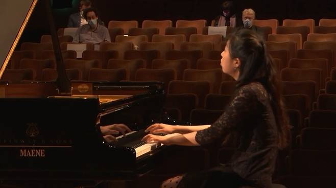 A screen shot of a performance by pianist Kim Su-yeon during the first round of competitions. (Park Yuna/The Korea Herald)