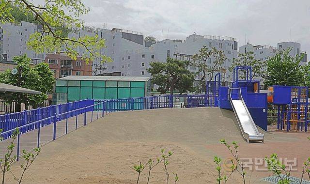서대문구 홍박공원 내 통합놀이터에 설치돼 있는 경사로.