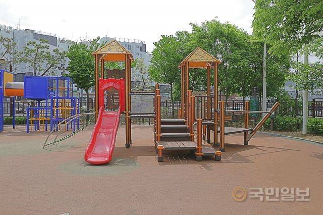옮겨타기 시스템을 추가한 놀이터 모습.