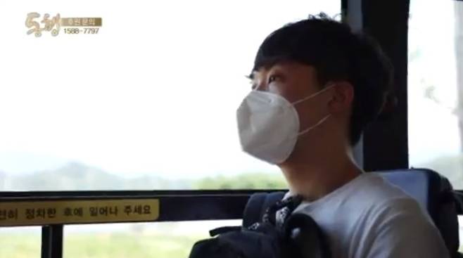 지난 1일 강원도 춘천시의 한 카페에서 만난 전건호(24·사진)씨는 여느 20대 청년의 모습과 다를 게 없었지만, 조금 특별한 점이 있다면 동생 진우(15)군에게 세상에서 하나뿐인 보호자이자 때로는 아버지의 역할까지 해내는 매우 든든한 형이라는 사실이다. KBS ‘동행’ 영상 캡처