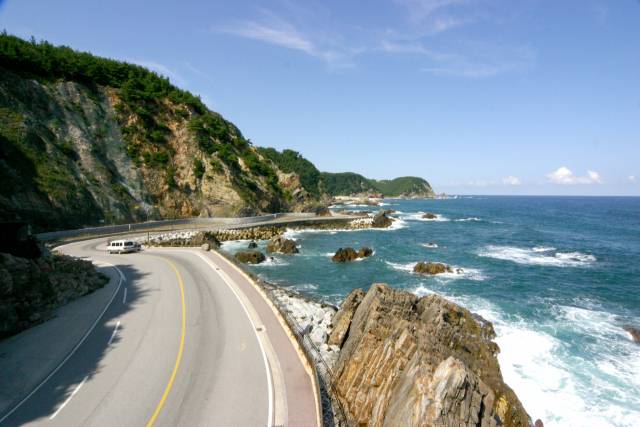 동해안 최고의 드라이브 코스 헌화로는 국내에서 바다와 가장 가까운 해안 도로다. 파도가 치면 도로 위로 바닷물이 쏟아질 정도로 바다와 가깝게 붙어 있다./사진 제공=강릉시