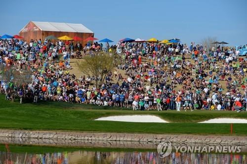 코로나19 사태 이전에 PGA투어 대회에 몰린 구름 관중. [AFP/게티이미지=연합뉴스]