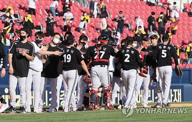 승리 거둔 LG (서울=연합뉴스) 김인철 기자 = 5일 서울 잠실야구장에서 열린 2021 KBO 프로야구 LG 트윈스와 두산 베어스의 경기. 7-4로 승리를 거둔 LG 선수들이 자축하고 있다. 2021.5.5 yatoya@yna.co.kr