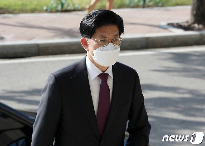 노형욱 국토교통부 장관 후보자가 3일 오전 경기도 과천정부청사 서울지방국토관리청에 마련된 청문회 사무실로 출근하고 있다. 2021.5.3/뉴스1 © News1 박세연 기자