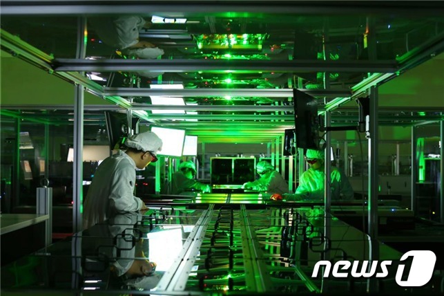 페타와트(PW) 레이저 실험 모습. 연구진이 레이저의 일부인 증폭기를 모니터링하고 있다.(제공:IBS)© 뉴스1