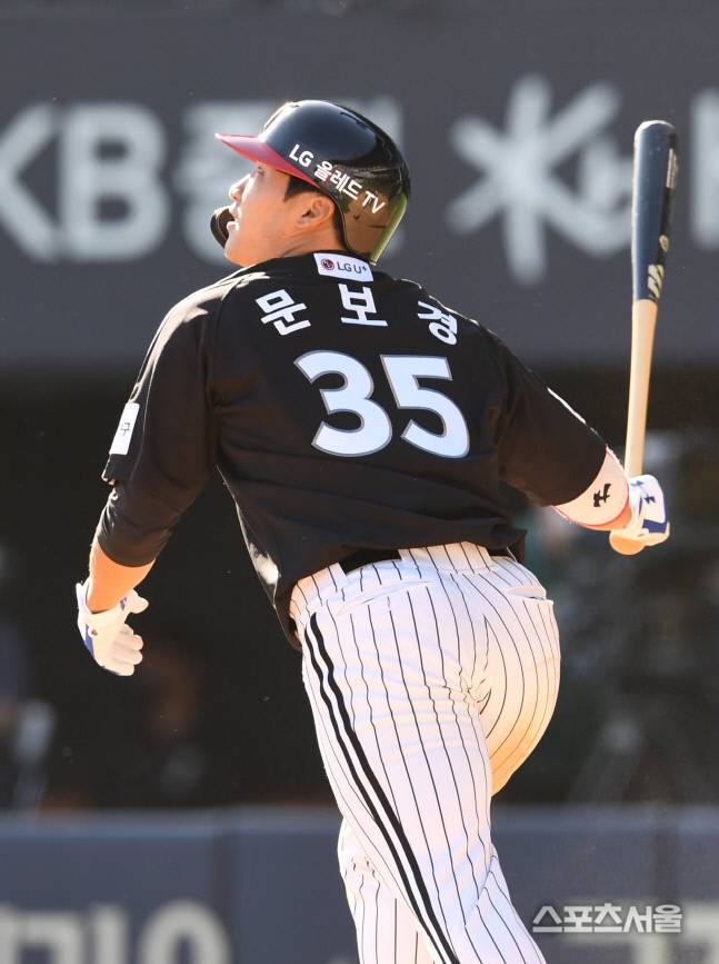 LG 문보경이 5일 잠실구장에서 열린 2021 KBO리그 두산과 경기 9회초 1사 3루 상황에서 두산 김명신을 상대로 1타점 희생플라이를 치고 있다.  문보경은 경기에서 4타수 2안타 2타점의 맹활약을 펼쳤다. 잠실 | 박진업기자 upandup@sportsseoul.com