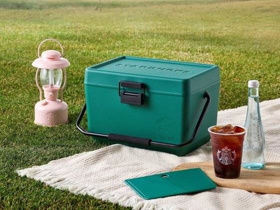 스타벅스 e-프리퀀시 이벤트 사은품인 '스타벅스 서머 데이 쿨러' 서머 그린과 '스타벅스 나이트 싱잉 랜턴' 캔디 핑크. 스타벅스커피코리아 제공