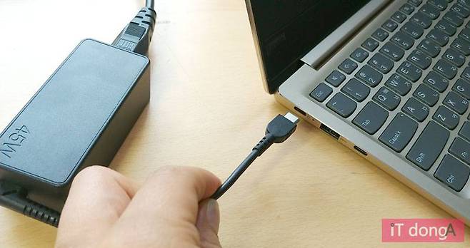 USB-PD 지원 노트북은 USB 타입-C 포트를 통해 본체 충전이 가능