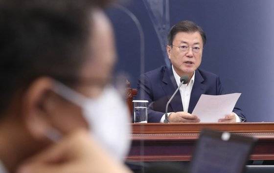 문재인 대통령이 청와대에서 열린 수석·보좌관회의에서 발언하고 있다. 이철희 정무수석(왼쪽)이 문 대통령 발언을 듣고 있다. 연합뉴스