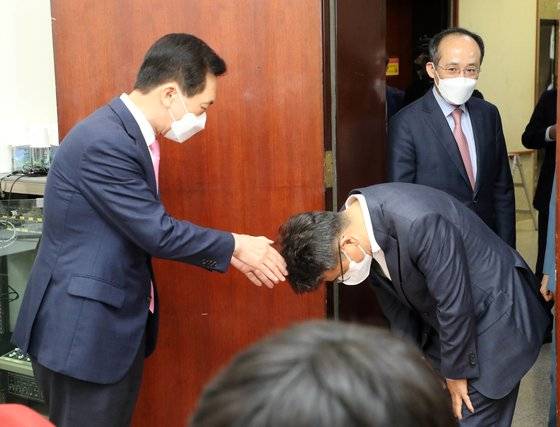 이철희 청와대 정무수석(오른쪽)이 3일 오전 서울 여의도 국회에서 김기현 국민의힘 대표 권한대행 겸 원내대표를 예방해 인사하고 있다. 뉴스1