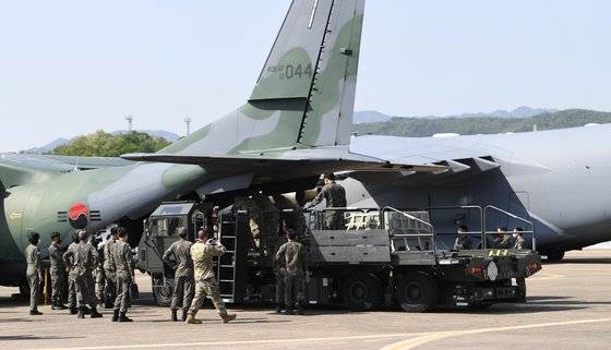 한미 장병들이 우리 공군 CN-235 수송기에 미측 카고로더를 이용해 공수화물 적·하역을 하고 있다. [국방일보]