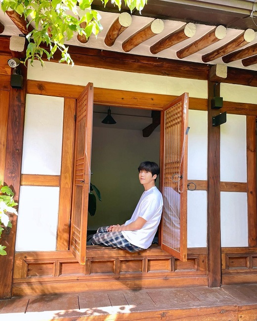 Actor Kim Seon-ho flaunted her glamorous lookKim Seon-ho wrote on Instagram on the 6th, # You are the reason for Hih ~ and posted two photos.The photo shows Kim Seon-hos fan song Why You music video shooting scene behind the scenes.Kim Seon-ho enjoys his leisure in a quiet-climate hanok, with a porcelain-like smooth, immaculate skin and a stiff nose robbing Sight.On the other hand, the collaboration song Why You by singer Epiton project, written, composed and produced by Kim Seon-ho, was released through various music sites at 6 pm on the same day.