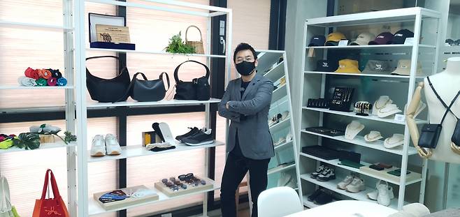 서부석 리오홀딩스 대표가 자사의 친환경제품 앞에서 포즈를 취하고 있다. 외국계 명품브랜드업계에서 잘나가는 CEO로도 일했던 그는 환경문제의 심각성을 깨닫고 지구환경 개선에 기여할 수 있는 창업을 선택했다. [사진=이건욱PD]