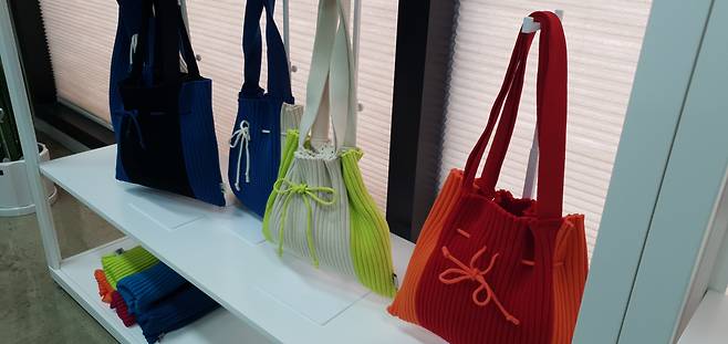 리오홀딩스가 OEM 방식으로 제조, 유통하는 친환경제품인 에코백. 철저하게 친환경소재로만 만든다.