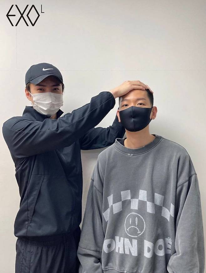 EXO Baekhyun has released a picture of the black hair.Baekhyun posted a short photo of his head on a fan community lison ahead of his entrance to Training on May 6.In the open photo, Baekhyun shows a charm that is not humiliating even in the black hair. Member Sehun has completed EXOs unique military service certification photo with touching the head of Baekhyun.