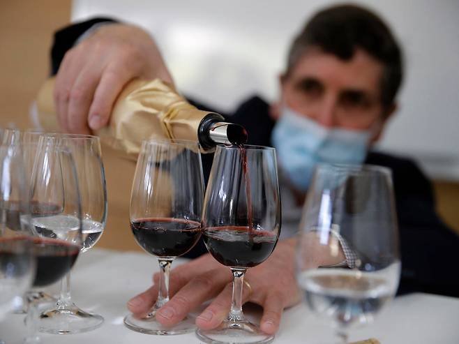 국제우주정거장(ISS)에서 약 14개월간 숙성된 뒤 지구로 돌아온 프랑스 메를로 품종의 와인 ‘샤토 페르뤼스 2000’의 시음행사가 지난 3월 열렸다.