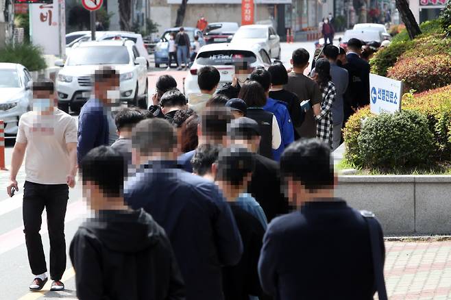 6일 광주 광산구청 주변에서 코로나19 검사 순서를 기다리는 시민이 줄 서 있다. 연합뉴스