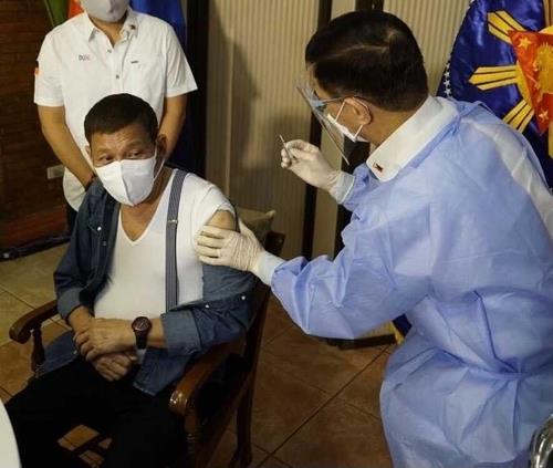 로드리고 두테르테 필리핀 대통령이 지난 3일 중국산 코로나 백신을 맞고 있다 [필리핀 스타 사이트 캡처. 재판매 및 DB 금지]