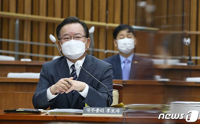 김부겸 국무총리 후보자가 7일 오전 서울 여의도 국회에서 열린 인사청문회에서 의원들의 질의에 답하고 있다. 2021.5.7/뉴스1 © News1 구윤성 기자