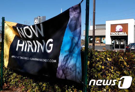 미국 캘리포니아주 소재 한 타코벨 매장 앞에 구인 광고 현수막© AFP=뉴스1