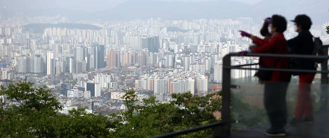 6일 서울 남산공원에서 시민들이 도심을 내려다보고 있다.  서울시가 여의도·압구정·목동 등 지역을 토지거래허가구역으로 묶은 후에도 재건축 단지의 과열 분위기가 가라앉지 않으며 서울 전체 아파트값을 끌어올린 것으로 나타났다. 한국부동산원은 5월 첫째 주(3일 기준) 서울 아파트값이 전주 대비 0.09% 올라 지난주(0.08%)보다 상승 폭이 커졌다고 6일 밝혔다.  2021.5.6/연합뉴스