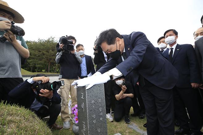 국민의힘 김기현 당 대표 권한대행 겸 원내대표가 7일 오전 광주 북구 국립 5·18 민주묘지에서 열사 묘역을 참배하고 있다. /연합뉴스