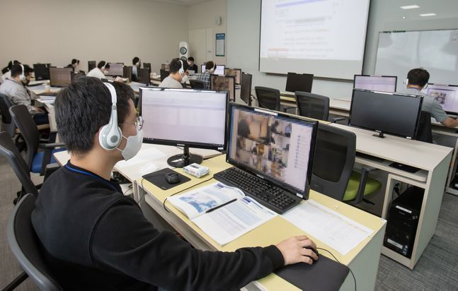 지난해 5월 31일 경기도 화성시 삼성전자 사업장에서 GSAT 감독관들이 실시간으로 원격 감독하고 있다. ⓒ삼성