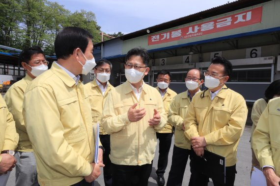 김현수 ASF 중앙사고수습본부장(농림축산식품부 장관·앞줄 왼쪽 두번째)이 6일 충청북도 모돈 도축장을 방문해 방역실태를 점검하고 있다. 농림축산식품부 제공