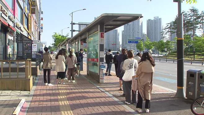 아침 7시, 파주 운정신도시의 한 광역버스 정류장