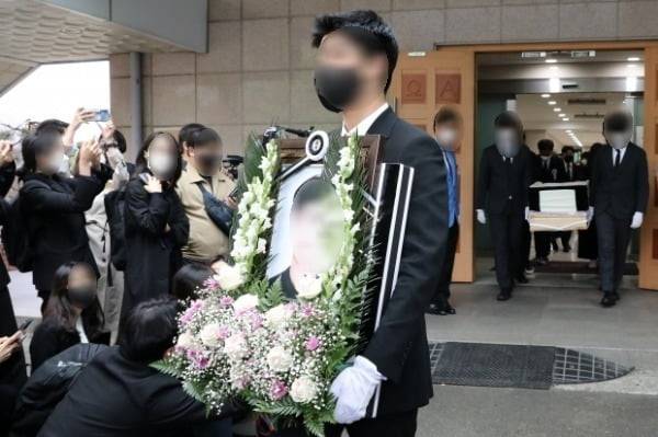 지난 5일 서울 서초구 서울성모병원에서 지난달 25일 새벽 반포 한강 둔치에서 실종된지 6일만에 주검으로 발견된 대학생 고(故) 손모 씨의 발인식이 엄수되고 있다.  /사진=뉴스1