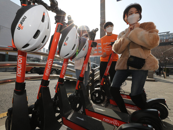 An e-scooter rider wears a helmet. With an amendment to the Road Traffic Act, a 20,000 won fine will be imposed on drivers not wearing a helmet. [YONHAP]