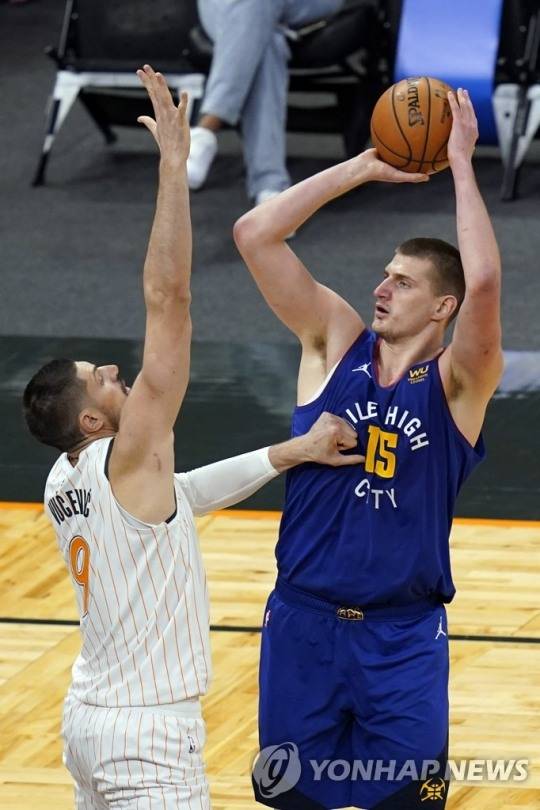 덴버 너기츠는 팀이름과 유니폼에 연고 도시의 역사와 특색을 잘 담았다. 사진은 덴버 니콜라 요키치의 슛 
[AP=연합뉴스]