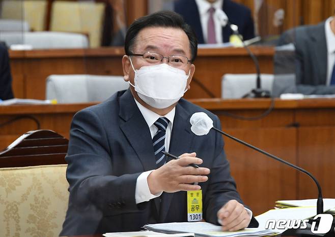 (서울=뉴스1) 구윤성 기자 = 김부겸 국무총리 후보자가 7일 오전 서울 여의도 국회에서 열린 인사청문회에서 의원들의 대선 출마 질의에 답하고 있다. 2021.5.7/뉴스1